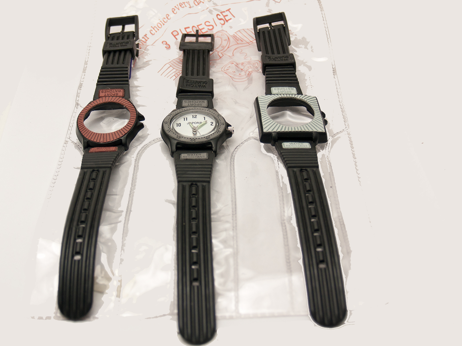JAPONA: 3 INTERCHANGABLE PLASTIC BANDS AND CASE ANALOG QUARTZ WATCH