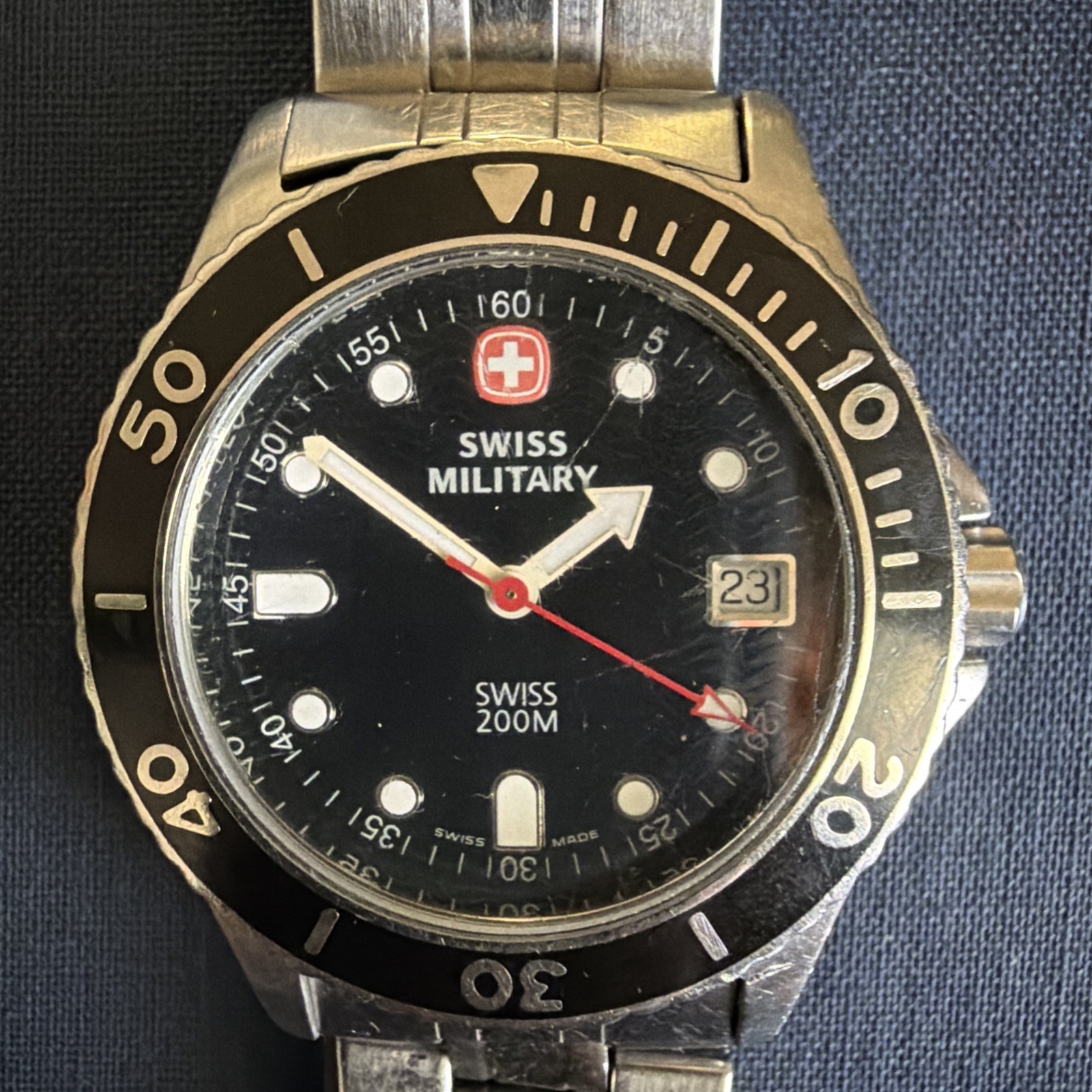 Mens Swiss Military Round Silver Tone Black Textured Dial Date Watch 095.0674 F1