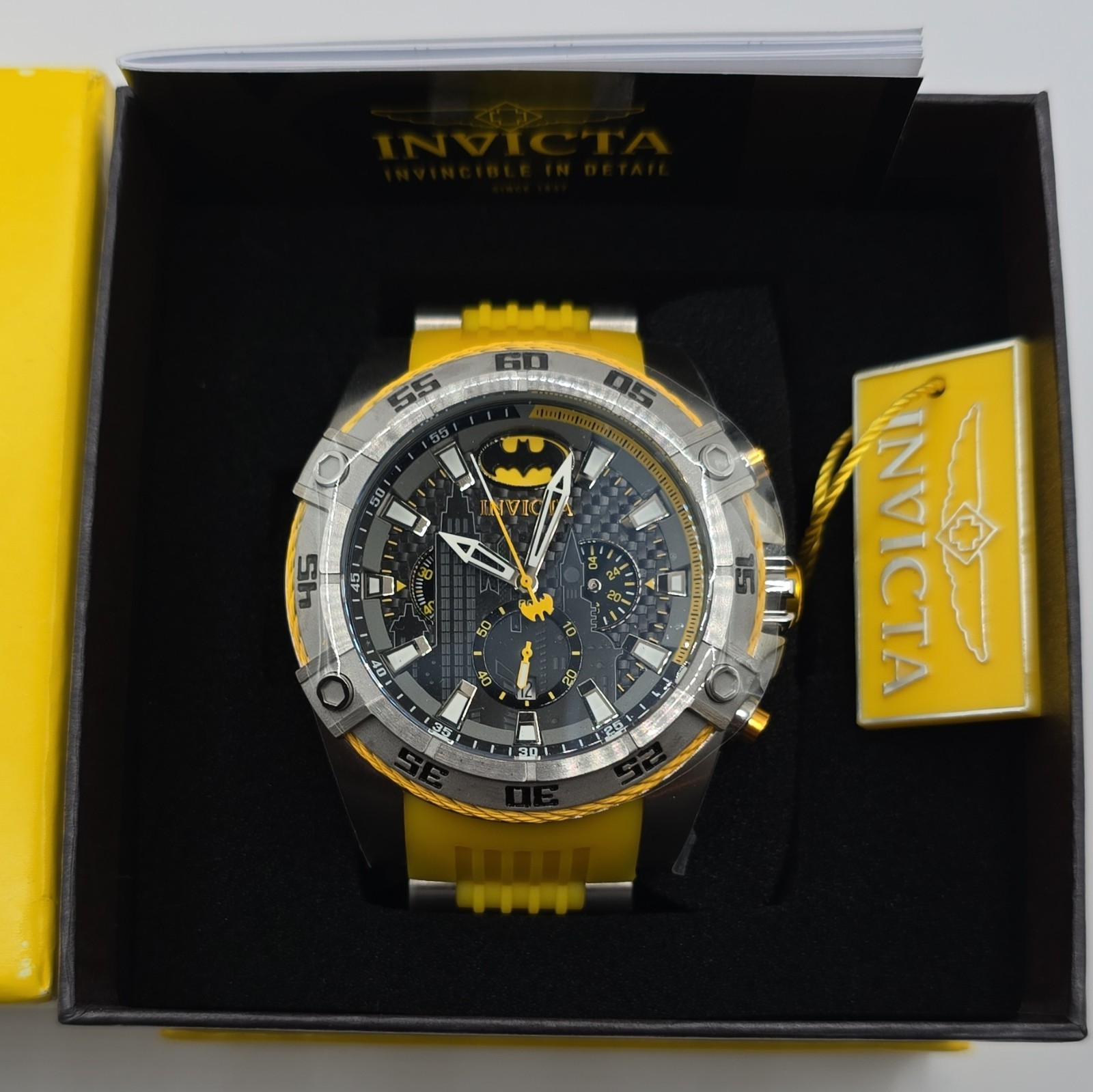 Invicta Batman Men’s Quartz Chronograph Watch Yellow Silicone Strap w/ Box