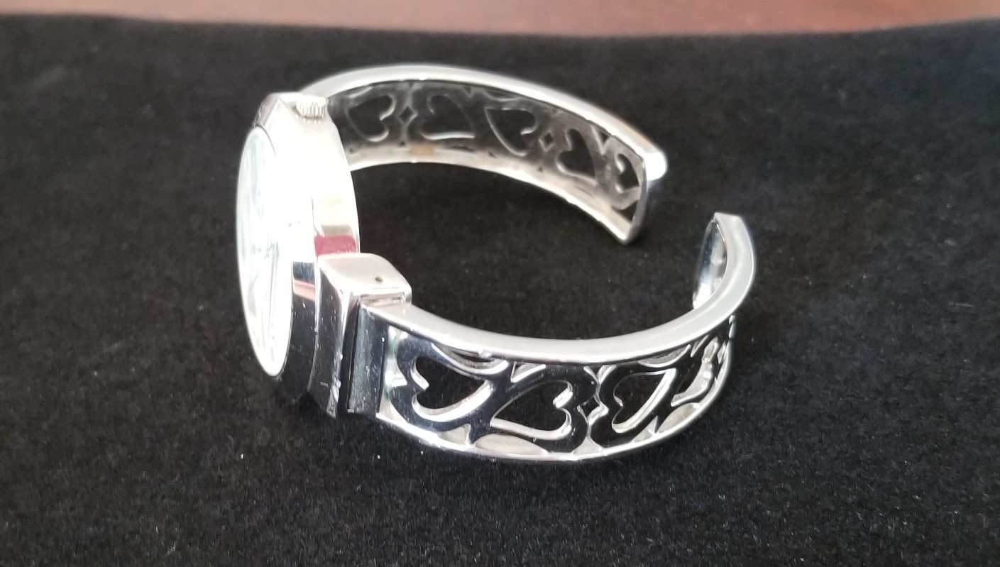 Embassy by Gruen Silver Tone Cuff Watch Heart Spring Arms 6.5″ Closed New Batt.