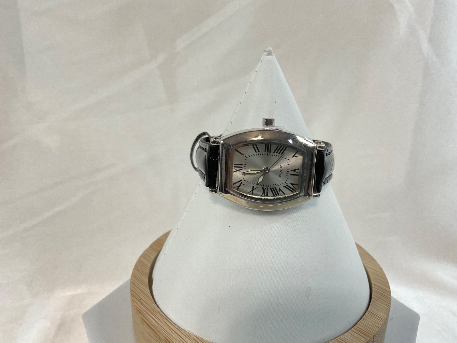 Quartz watch. Tonneau / Barrel Case Shape. Unisex. Classic Look. Roman Numerals
