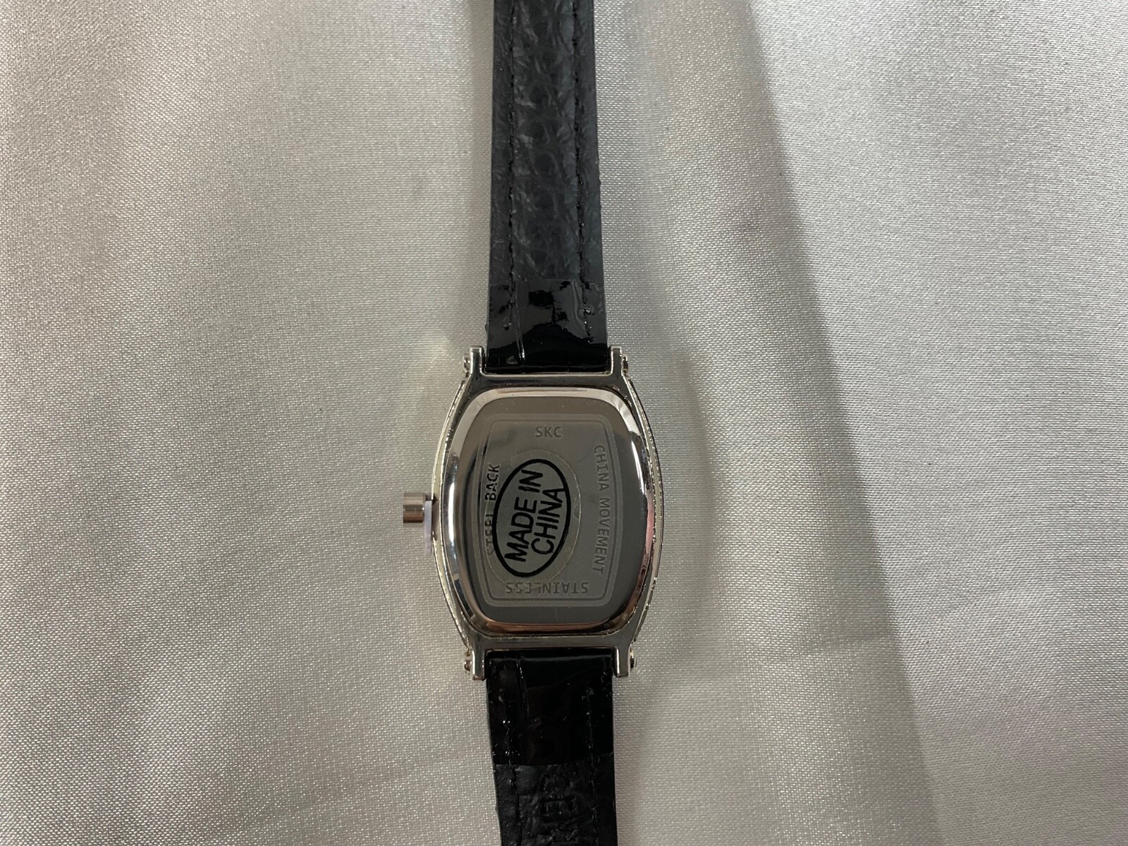 Quartz watch. Tonneau / Barrel Case Shape. Unisex. Classic Look. Roman Numerals