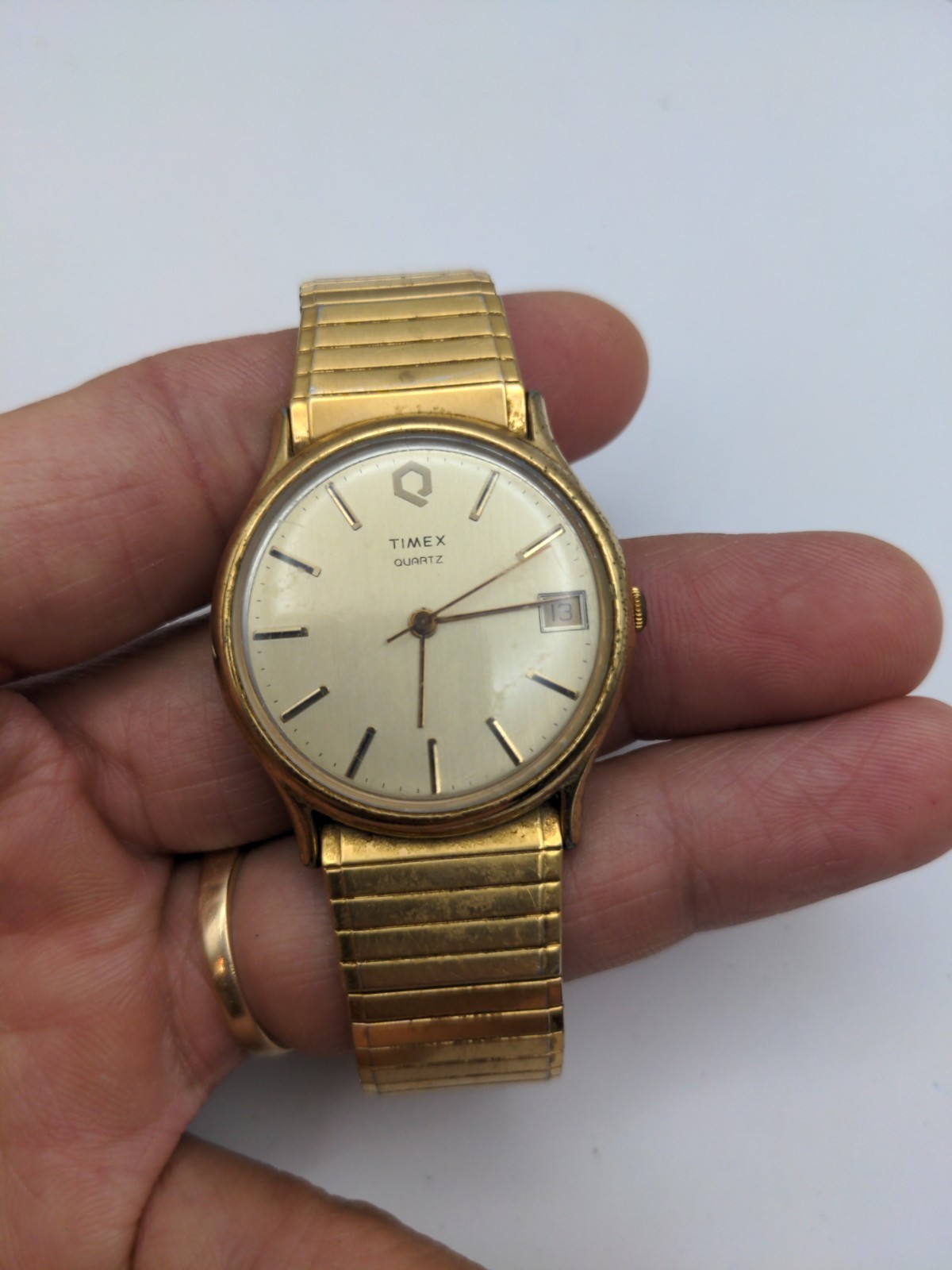 MEN’S Q TIMEX QUARTZ NEW BATTERY GOLD TONE WRISWATCH Stretch Band