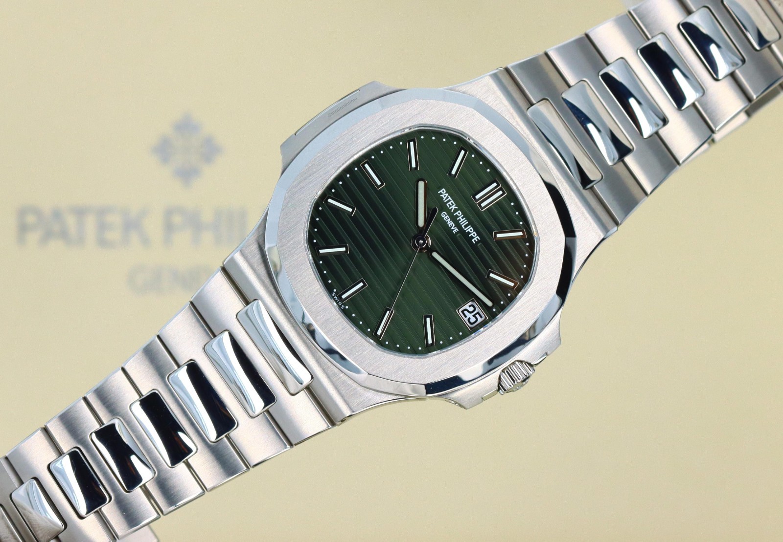 Patek Philippe Nautilus Jumbo 5711/1A-014, Green Sunburst Dial – Stainless Steel