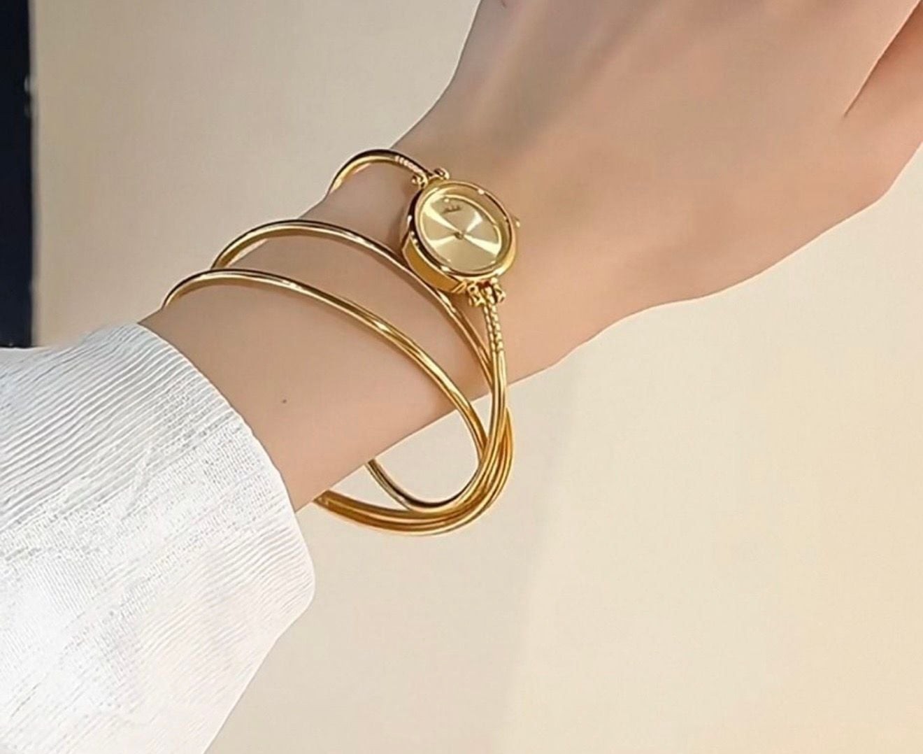 Minimal Luxe Round Watch in Gold