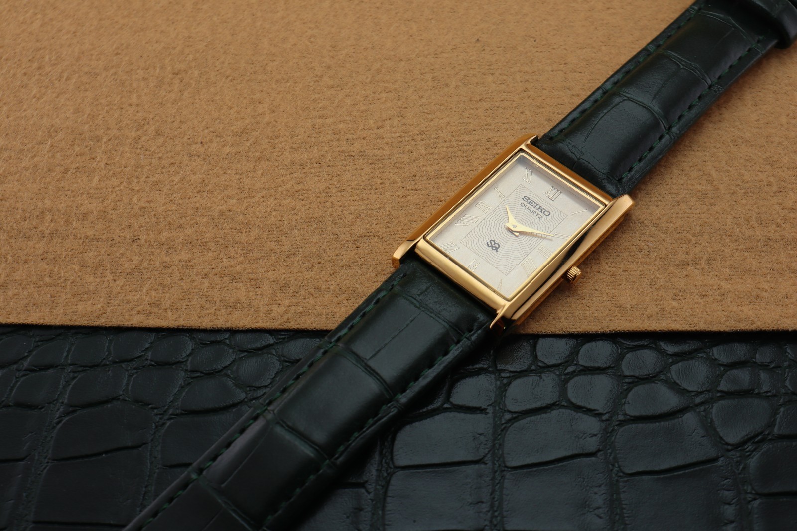Vintage Seiko Slim Quartz Men’s Wrist Watch Gold Dial with Green Strap.