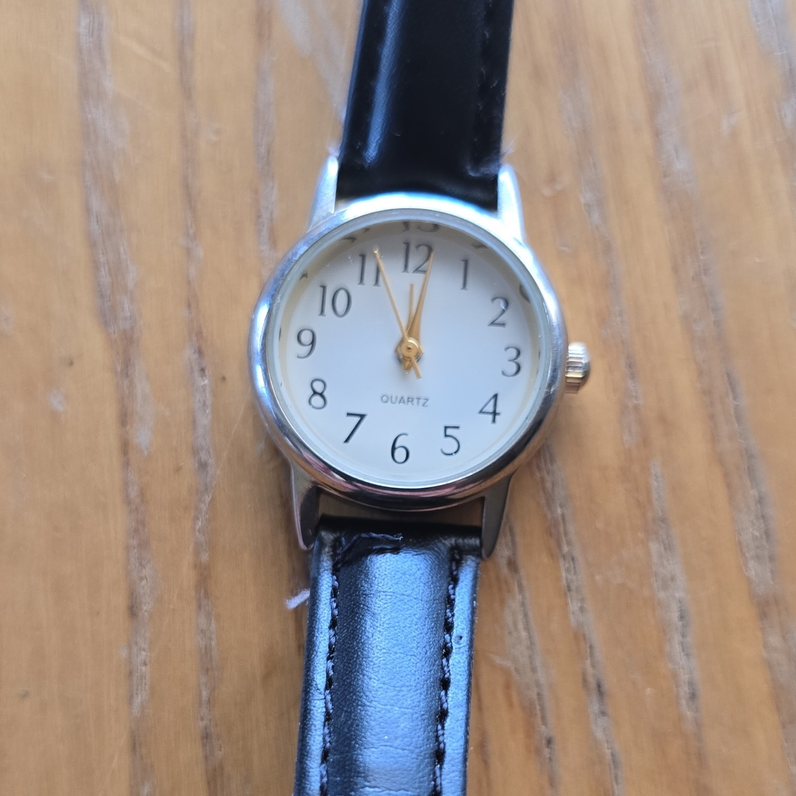 Women’s Quartz Analog Silver Tone Round Watch White Dial Black Leather Strap