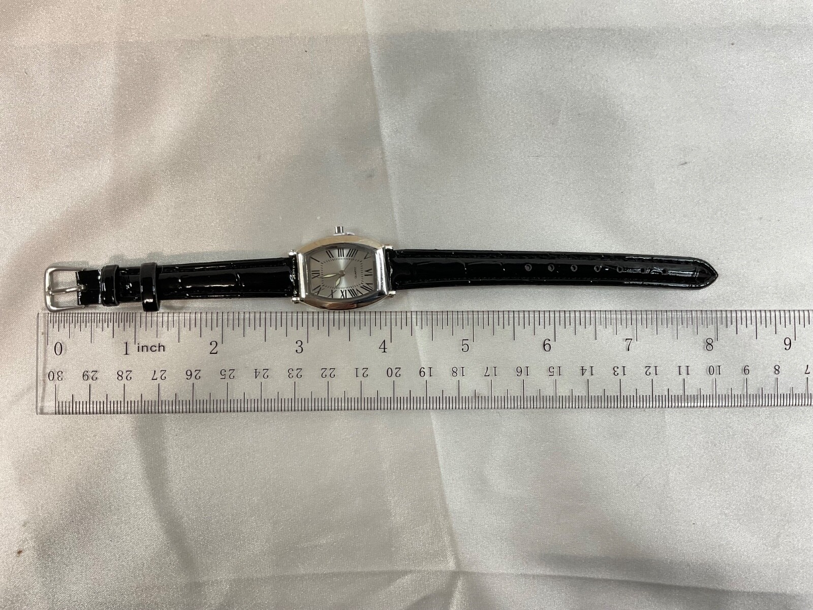 Quartz watch. Tonneau / Barrel Case Shape. Unisex. Classic Look. Roman Numerals